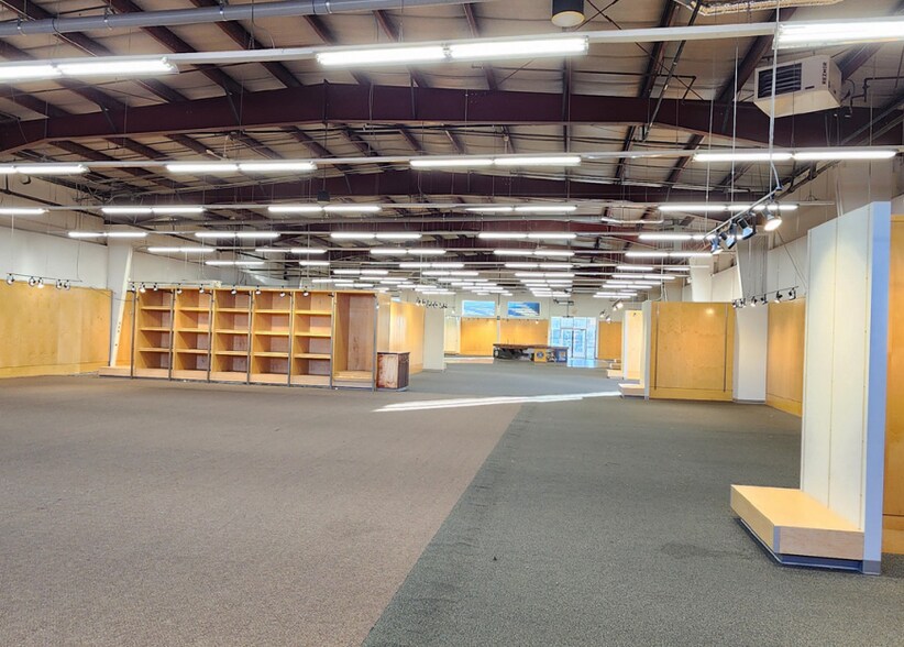 10951 170 St NW, Edmonton, AB à louer - Photo du bâtiment - Image 2 de 9