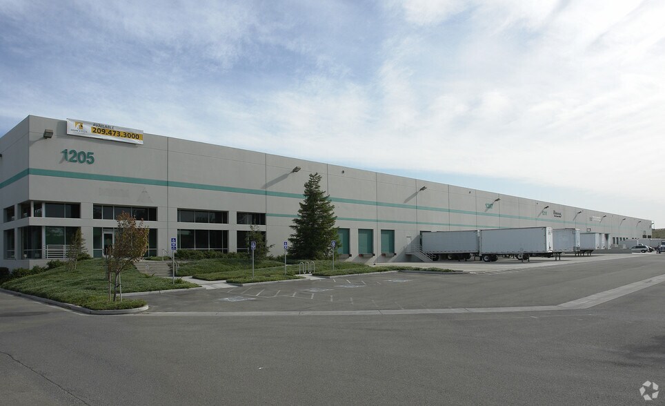 1205-1217 Moffat Blvd, Manteca, CA à louer - Photo principale - Image 1 de 3