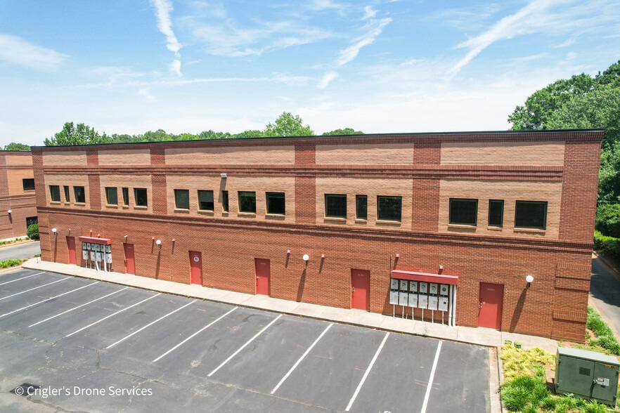 18047 W Catawba Ave, Cornelius, NC for lease - Building Photo - Image 2 of 8