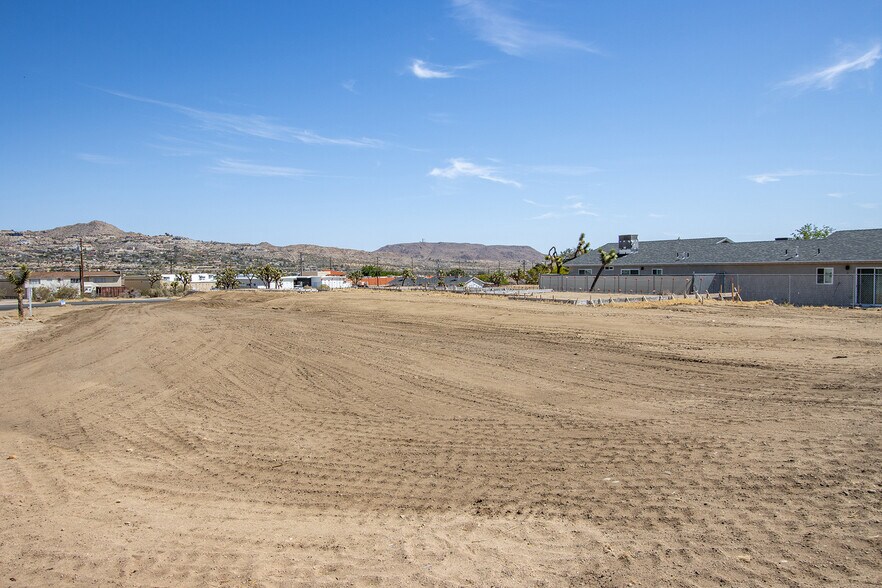 57405 Primrose dr, Yucca Valley, CA à vendre - Photo du bâtiment - Image 2 de 23
