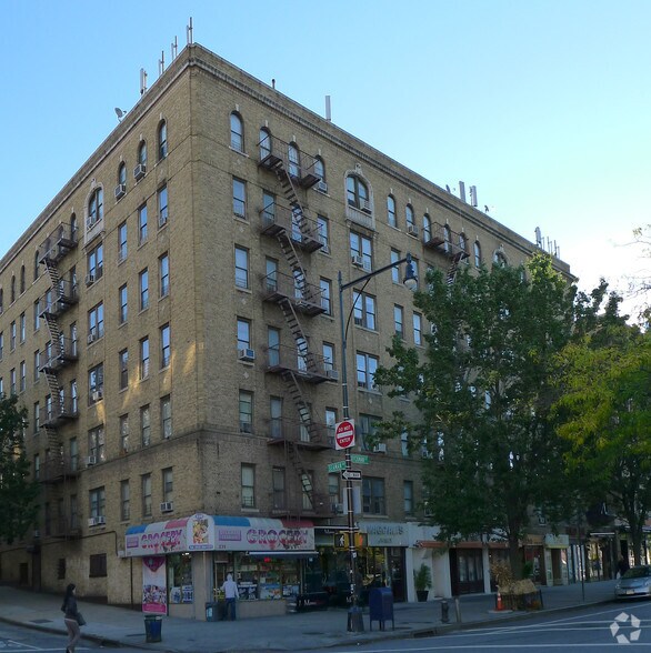 229-235 Dyckman St, New York, NY for lease - Building Photo - Image 2 of 2