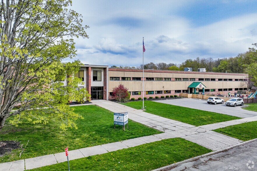 300 Gleed Ave, East Aurora, NY à louer - Photo du bâtiment - Image 1 de 11