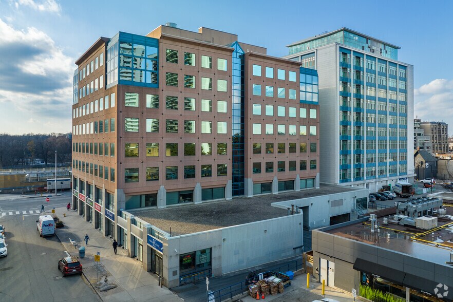1881 Yonge St, Toronto, ON à louer - Photo du bâtiment - Image 2 de 5