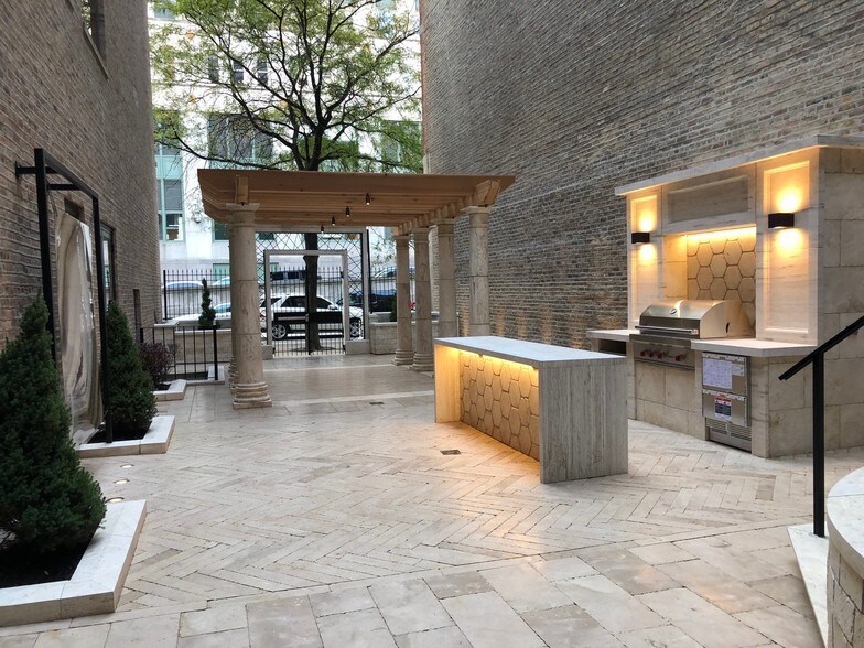 212 W Kinzie St, Chicago, IL à louer - Photo du bâtiment - Image 2 de 6