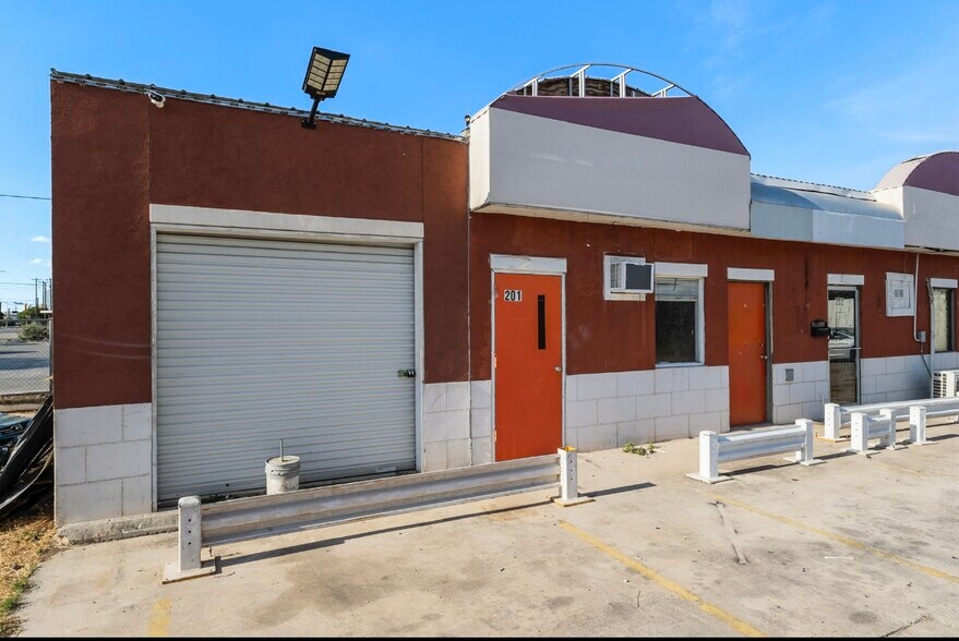 S Zarzamora Commercial Portfolio Sale portefeuille de 2 propriétés à vendre sur LoopNet.ca - Photo du bâtiment - Image 1 de 22