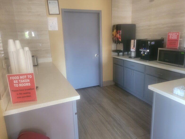 9000 Airport Blvd, Houston, TX for sale - Building Photo - Image 2 of 13