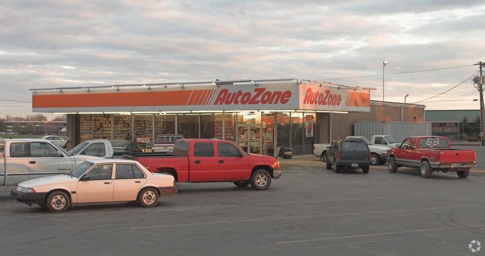 2002-2028 N Locust Ave, Lawrenceburg, TN à louer - Photo du bâtiment - Image 2 de 13