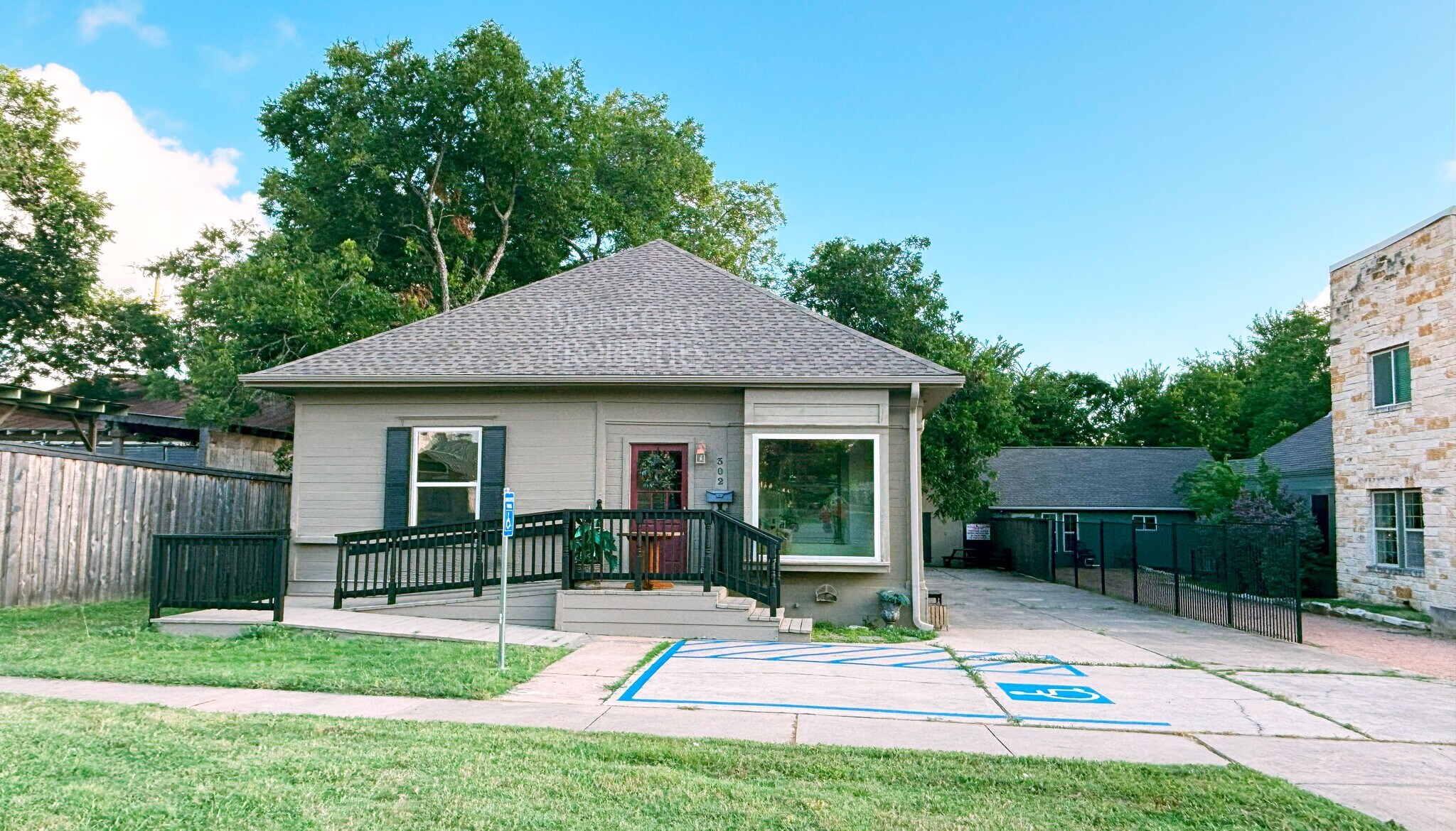 302 E Main St, Round Rock, TX à louer Photo du bâtiment- Image 1 de 3