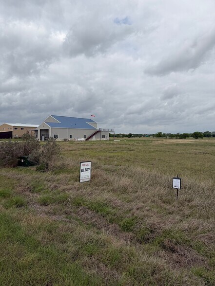 330 Airfield rd, Fentress, TX à vendre - Photo du bâtiment - Image 3 de 9
