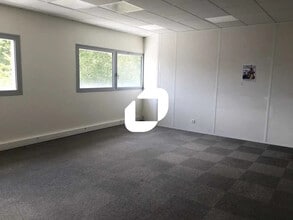 50 Rue Jean Zay, Saint-Priest for lease Interior Photo- Image 2 of 8