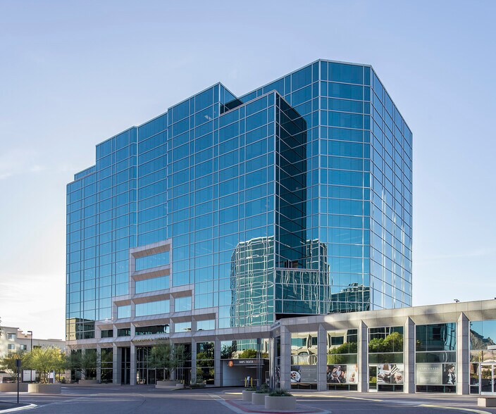 2575 E Camelback Rd, Phoenix, AZ à louer - Photo du bâtiment - Image 2 de 5