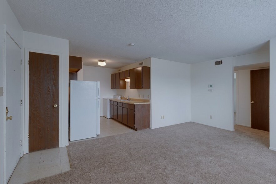 225 E Hickory St, Hesston, KS à vendre - Photo du bâtiment - Image 2 de 9