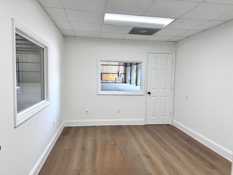 6643 Jet Park Dr, North Charleston, SC for lease - Interior Photo - Image 3 of 23
