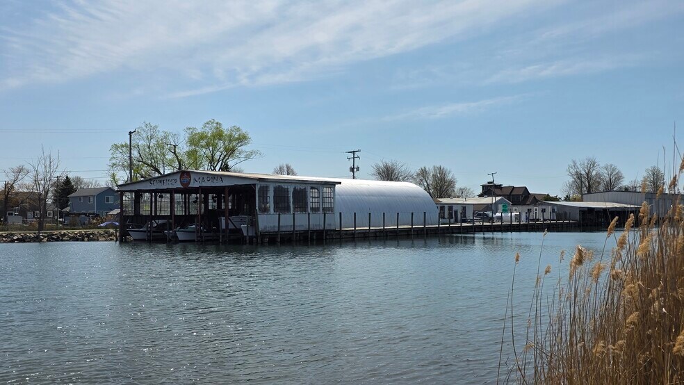 7116 McDonald St, Harsens Island, MI à vendre - Photo du bâtiment - Image 2 de 9