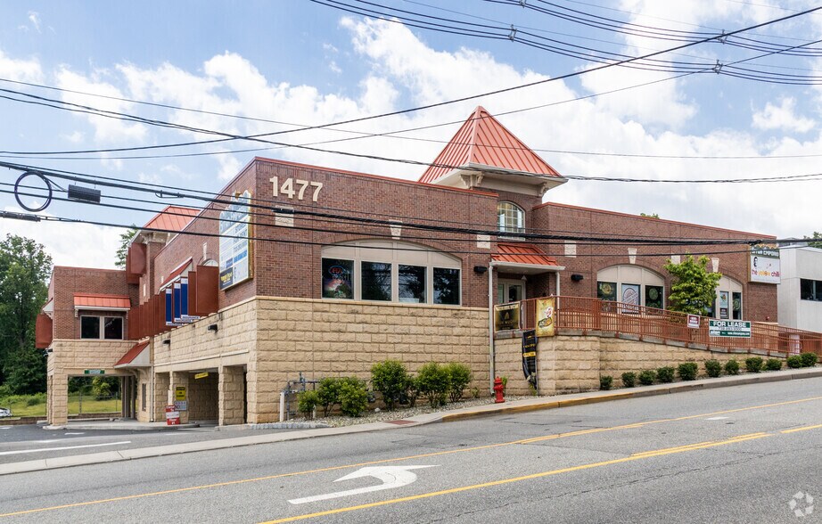 1477 Oak Tree Rd, Iselin, NJ à louer - Photo du bâtiment - Image 2 de 13