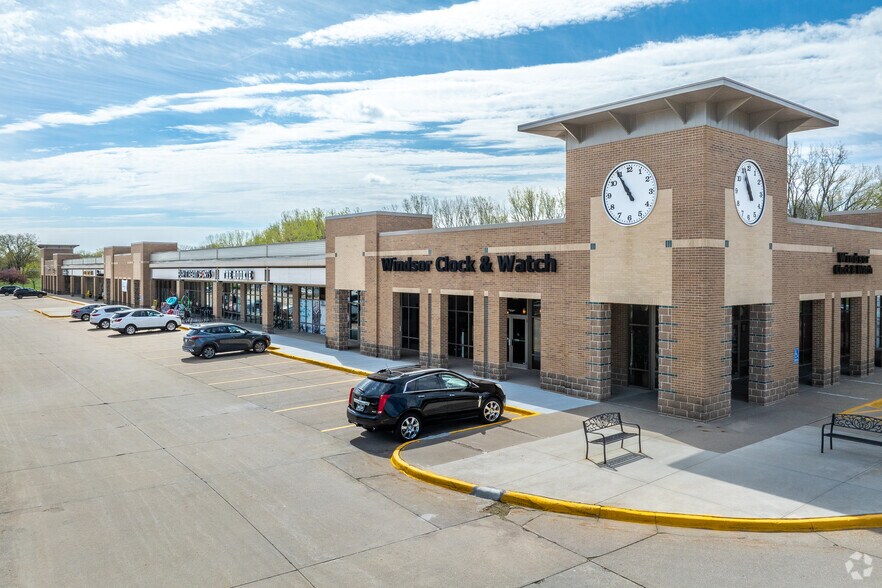 9932 Swanson Blvd, Clive, IA à louer - Photo du bâtiment - Image 2 de 8