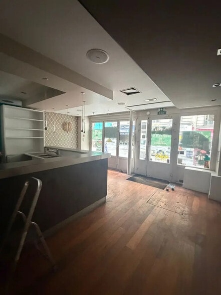 Retail in Paris for lease - Building Photo - Image 3 of 6