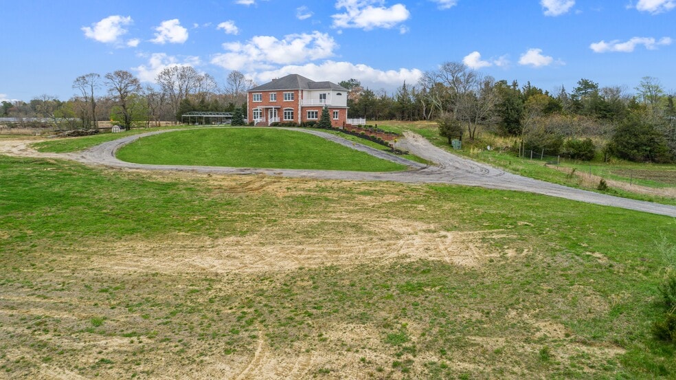 2822 River Rd, Calverton, NY à vendre - Photo du bâtiment - Image 3 de 7