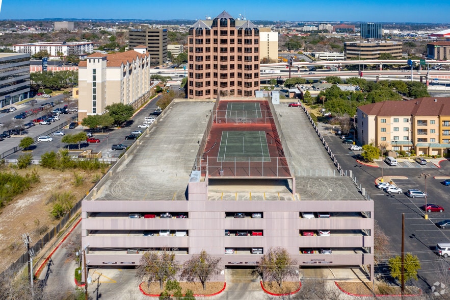 70 NE Loop 410, San Antonio, TX à louer - Photo du bâtiment - Image 2 de 17