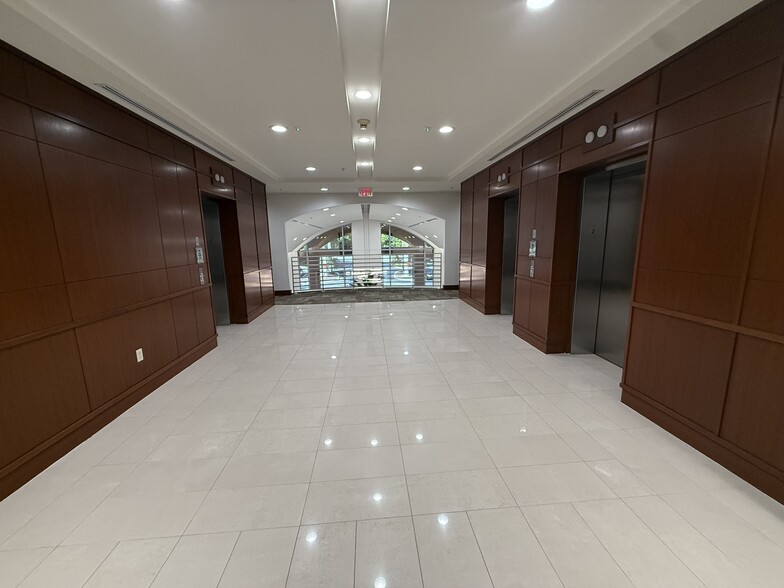 1560 Sawgrass Corporate Pkwy, Sunrise, FL for lease - Building Photo - Image 2 of 8