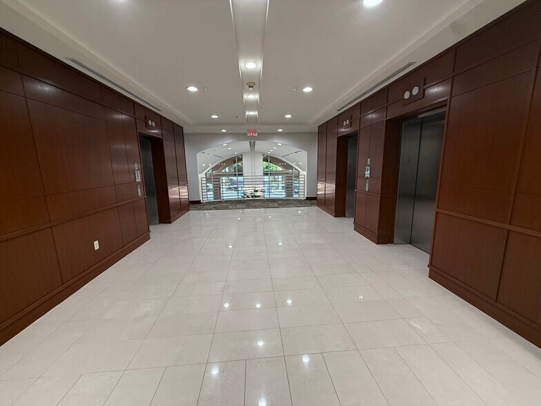 1560 Sawgrass Corporate Pkwy, Sunrise, FL à louer - Photo du bâtiment - Image 2 de 8