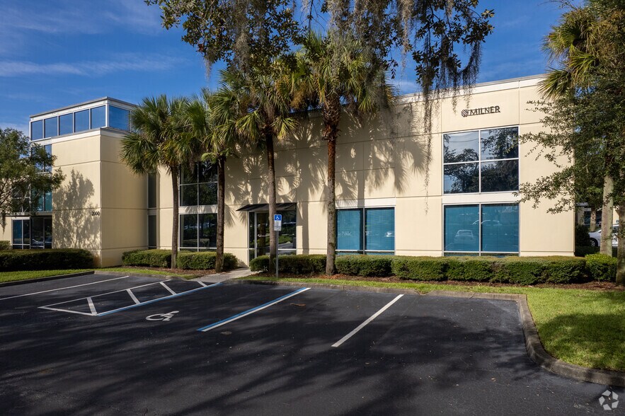 2000 N Alafaya Trl, Orlando, FL à louer - Photo du bâtiment - Image 2 de 5