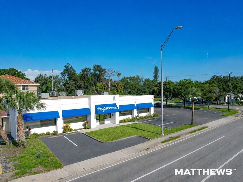 8440 4th St N, Saint Petersburg, FL à louer - Photo du bâtiment - Image 2 de 4