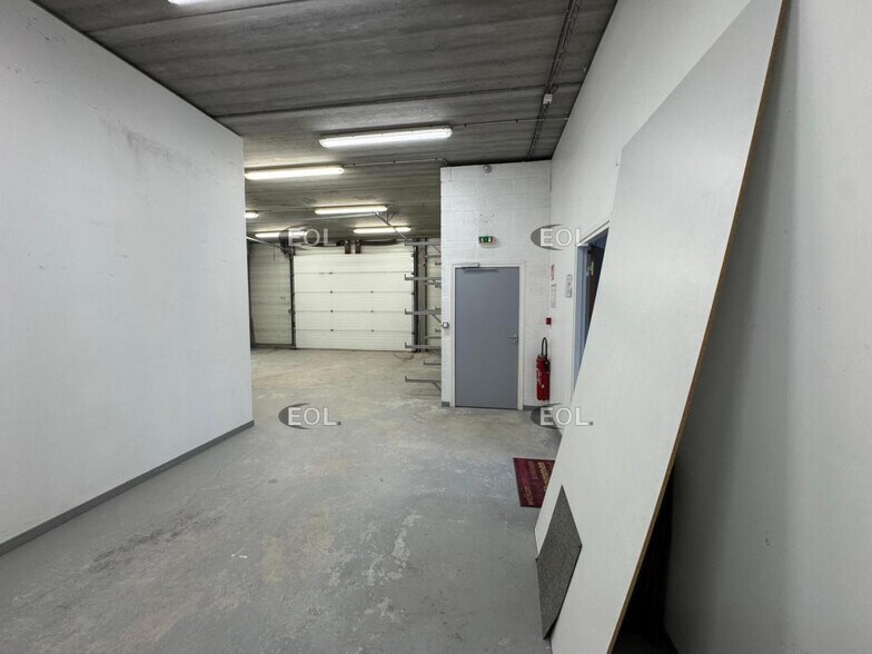Flex in Champs-sur-Marne for lease - Interior Photo - Image 2 of 9