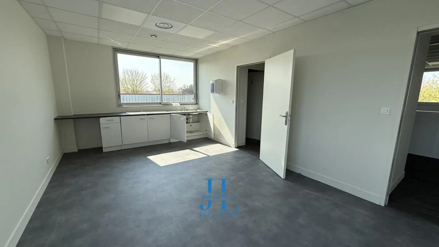 Industrial in Mérignac for lease Interior Photo- Image 1 of 10