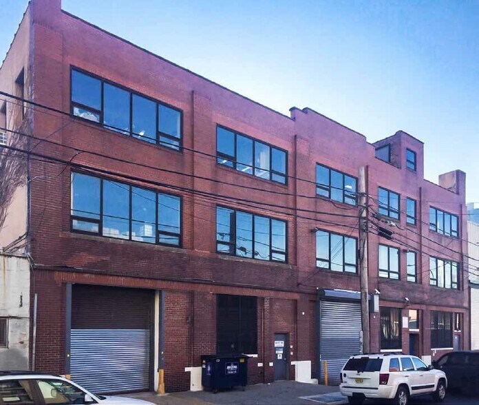 10-39 45th Rd, Long Island City, NY à louer - Photo du bâtiment - Image 2 de 2