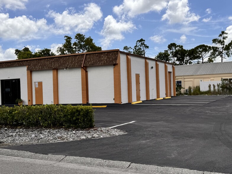 1900 Crystal Dr, Fort Myers, FL for lease - Building Photo - Image 2 of 7