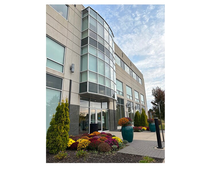 999 Fourier Dr, Madison, WI à louer - Photo du bâtiment - Image 2 de 21