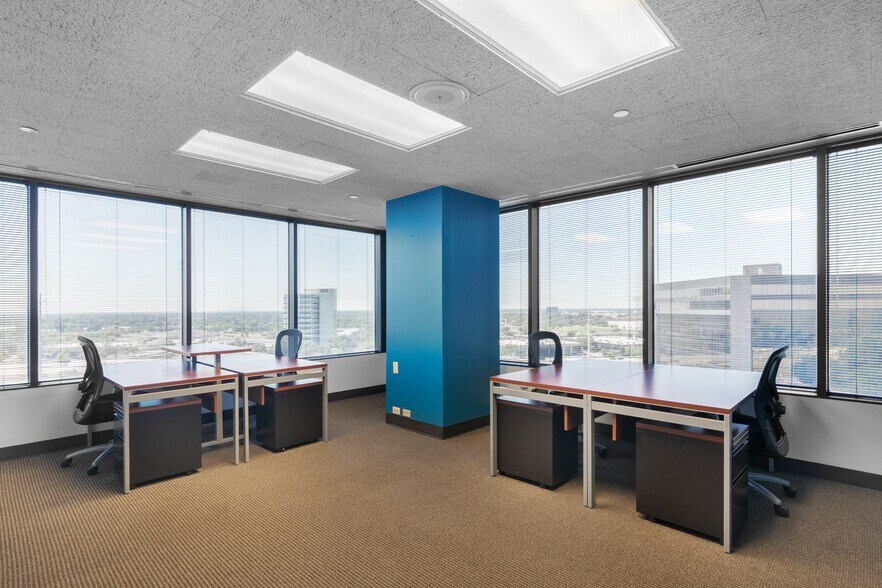 363 N Sam Houston Pky E, Houston, TX à louer - Photo intérieure - Image 3 de 26
