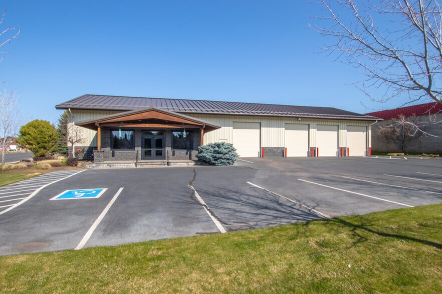 692 N Aylor Ct, Sisters, OR à louer - Photo du bâtiment - Image 3 de 26