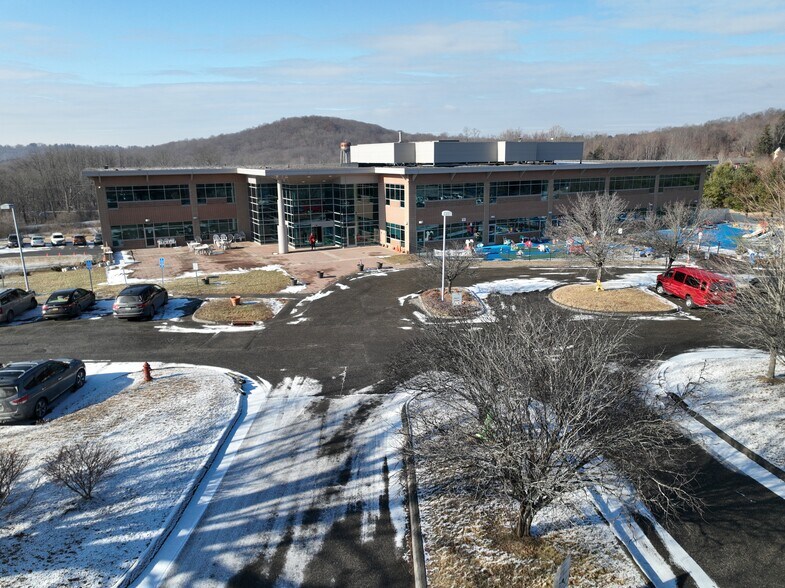 15 Mount Ebo Rd S, Brewster Village, NY à vendre - Photo du bâtiment - Image 2 de 7