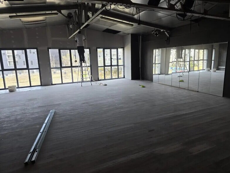 Flex in Bordeaux for lease - Interior Photo - Image 1 of 1