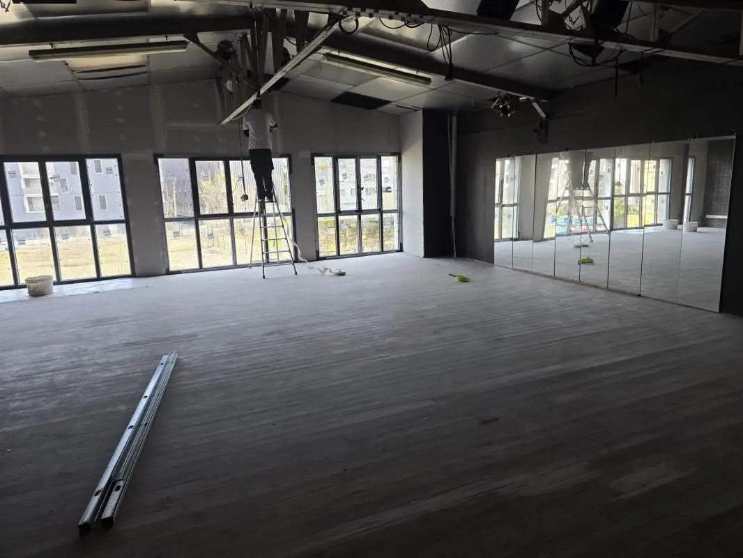 Flex in Bordeaux for lease Interior Photo- Image 1 of 2