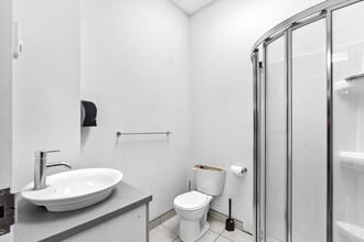 1155 Rue Saint-Charles O, Longueuil, QC for lease Interior Photo- Image 1 of 18