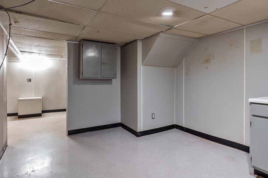 1321 W Court St, Janesville, WI for lease - Interior Photo - Image 3 of 24