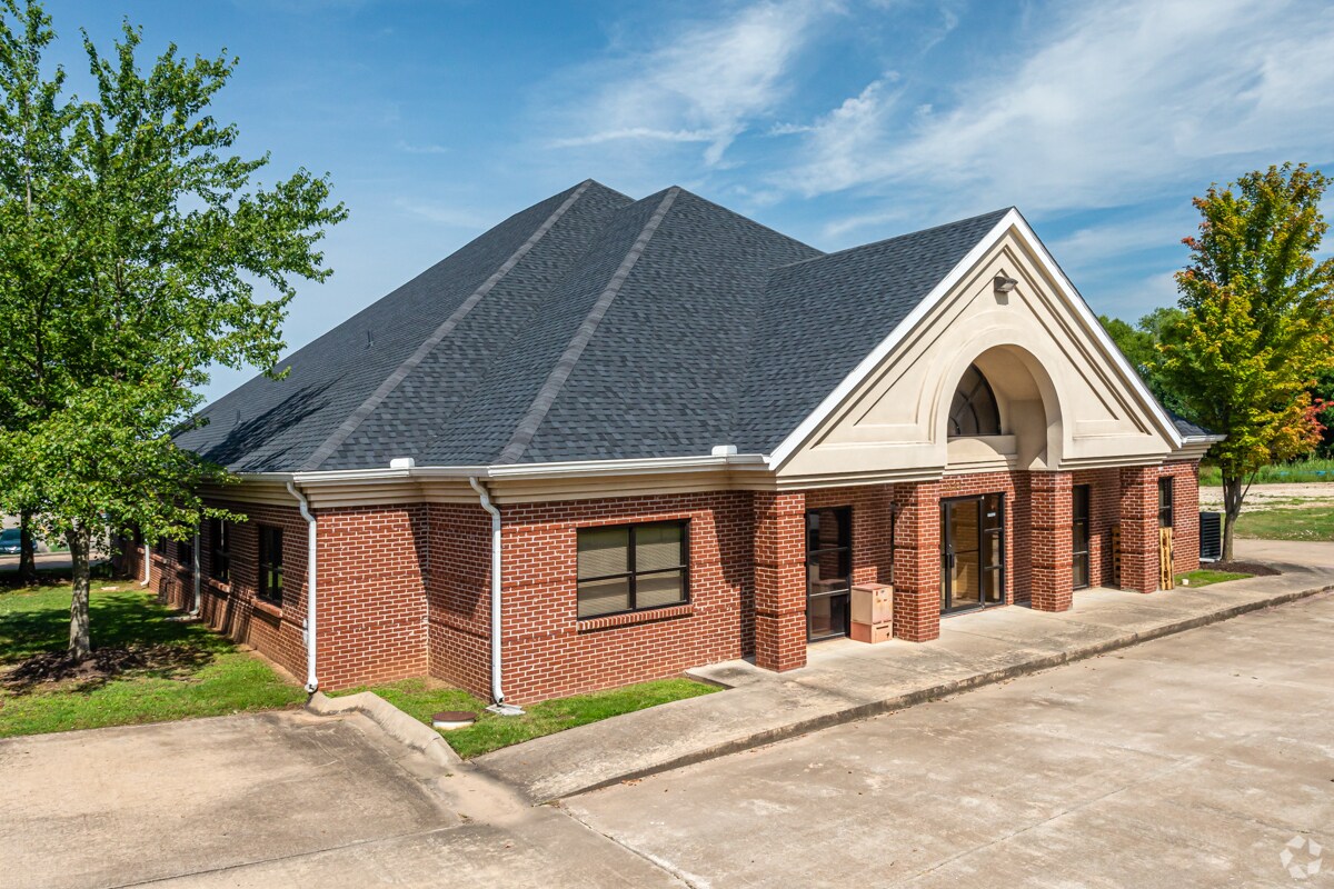 1668-1682 E Joyce Blvd, Fayetteville, AR for lease Primary Photo- Image 1 of 26