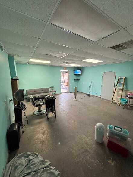 22745 Highway 16 S, Von Ormy, TX à vendre - Photo intérieure - Image 3 de 13