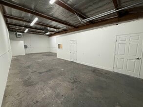 8100-8110 Remmet Ave, Canoga Park, CA à louer Photo intérieure- Image 2 de 4