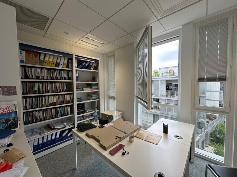 Office in Nogent-sur-Marne for lease - Building Photo - Image 2 of 10