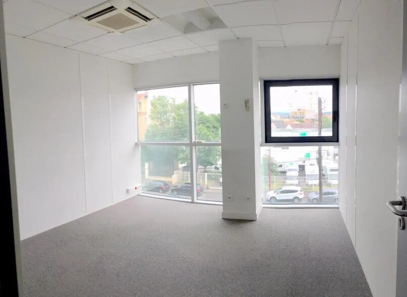 Office in Bezons for lease - Interior Photo - Image 1 of 7
