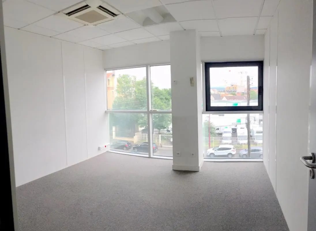 Office in Bezons for lease Interior Photo- Image 1 of 8