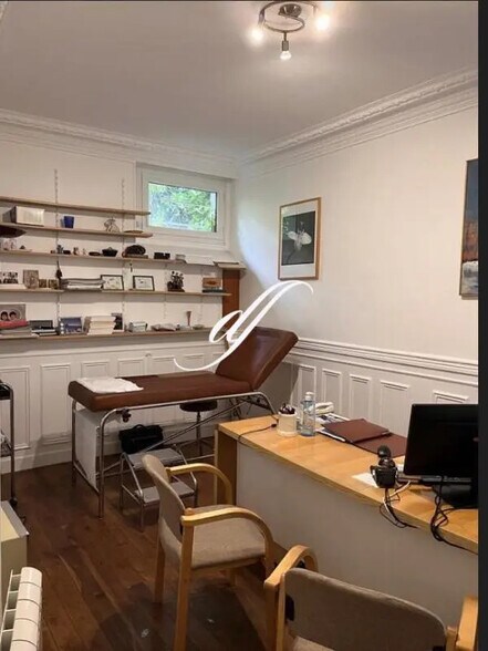 Flex in Paris for lease - Interior Photo - Image 1 of 1
