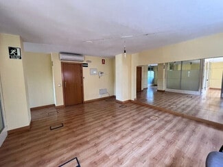 Plus de détails pour Multi-résidentiel à vendre