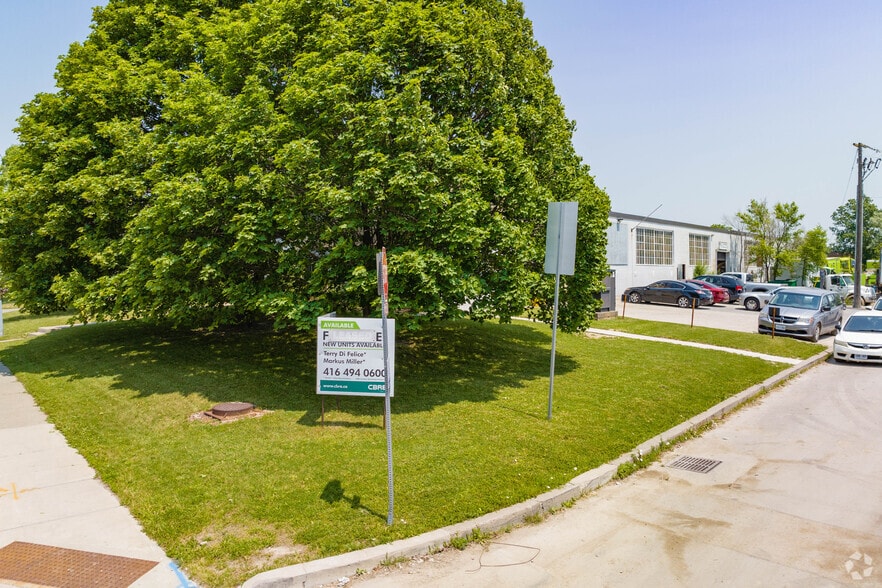 77 Rivalda Rd, Toronto, ON à louer - Photo du bâtiment - Image 3 de 6