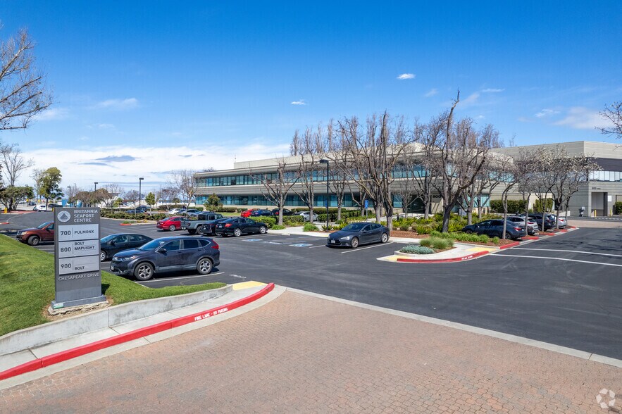 900 Chesapeake Dr, Redwood City, CA à louer - Photo du bâtiment - Image 2 de 7