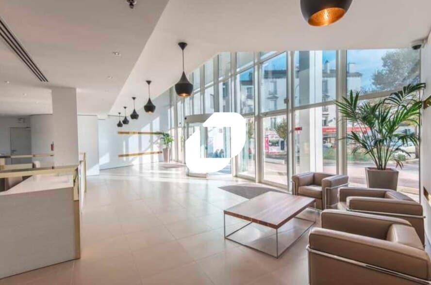Office in Issy-les-Moulineaux for lease - Lobby - Image 2 of 16